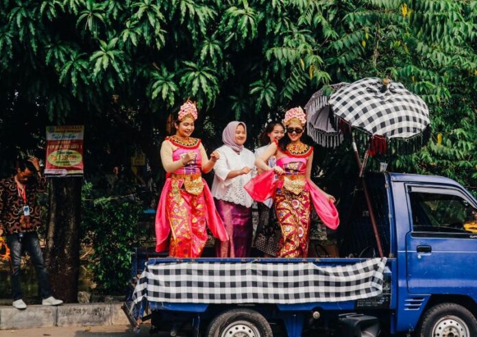 Bali Day atau acara pawai budaya Bali menampilkan ogoh-ogoh dan empat mahasiswi berpakaian adat Bali berkeliling di Kampung Bali Bekasi yang masuk dalam wilayah Kelurahan Harapan Jaya, Bekasi. (Foto: LSPR)