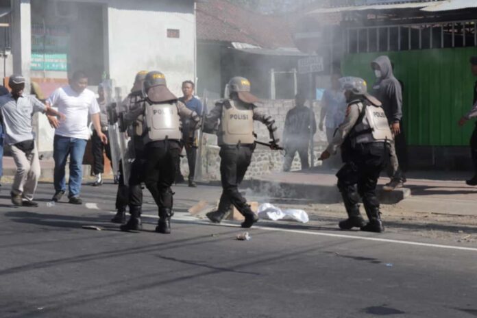 Pelaksanaan kegiatan simulasi pengamanan di depan Kantor KPU Buleleng oleh Polres Buleleng dalam menjaga keamanan tahapan Pemilu 2024