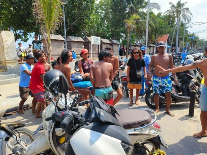 Proses evakuasi wisatawan asal Cina yang diduga serangan jantung saat berlatih surfing di Pantai Kuta