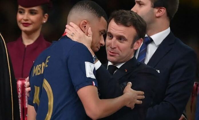 Moment saat Presiden Prancis Emmanuel Macron berbicara dengan Kylian Mbappe saat Prancis kalah di Final dalam Piala Dunia 2022