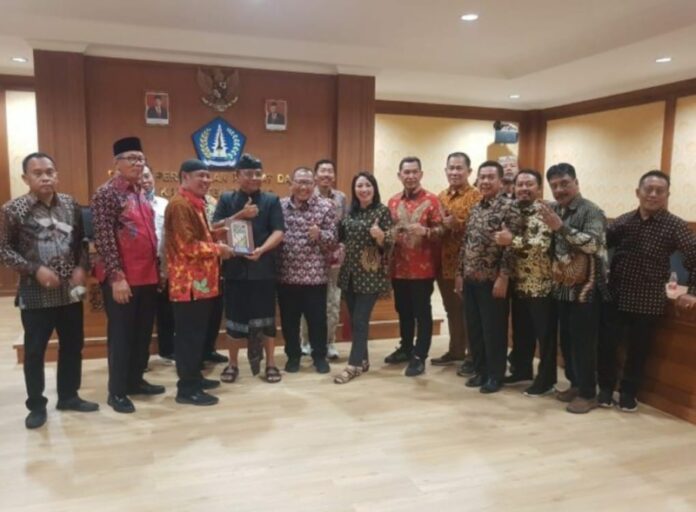 Wakil Ketua Bapemperda DPRD Badung, Nyoman Satria menerima Panitia Khusus (Pansus) Penyertaan Modal Perusahaan Daerah Air Minum (PDAM) Kota Surakarta