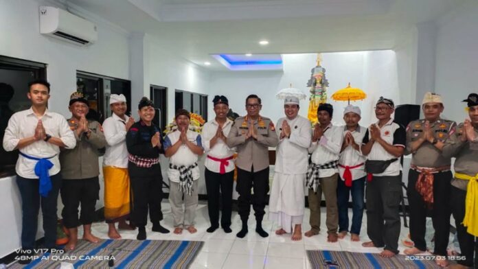 Kegiatan melaspas dan persembahyangan bersama seluruh umat SDHD Polda Metro Jaya, perwakilan Purnawirawan Polri, perwakilan Umat Hindu Mabes Polri, warga tempek Lido dan Sekee Truna Truni Dharma Satya Lido, pada Senin (3/7/2023) di Lantai 2 Gedung Siaga Cadangan Brimob Polda Metro Jaya. (Foto: SHDH Polda Metro Jaya)
