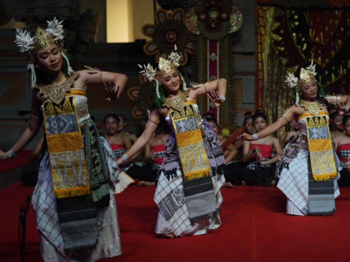 Sanggar Seni Asti Pradnyaswari, Lingkungan Ancak, Desa Adat Kampial, Kelurahan Benoa, Kecamatan Kuta Selatan, Kabupaten Badung, tampil pada Pesta Kesenian Bali (PKB) XLV
