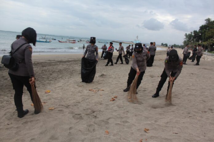 Puluhan personil Polres Kawasan Bandara I Gusti Ngurah Rai bersama Lanud I Gusti Ngurah Rai melaksanakan kegiatan bersih-bersih di sepanjang Pantai Sekeh Kuta Badung, pada Kamis (13/7/2023)