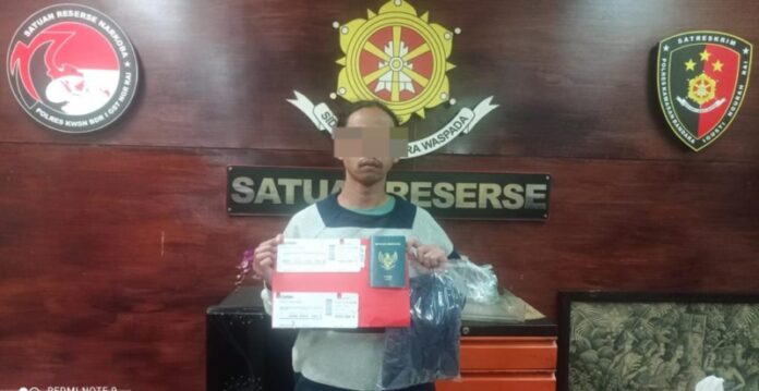 Seorang Tenaga Kerja Indonesia (TKI) yang berinisial ZPE,25, ditangkap petugas Bea Cukai, setelah kedapatan membawa biji ganja di Terminal Kedatangan International Bandara I Gusti Ngurah Rai,
