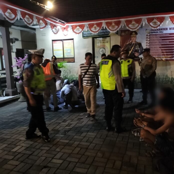 Polisi Kawasan Pelabuhan Benoa yang sedang melaksanakan Blue Light Patrol mengamankan para pemuda yang sedang berkelahi ke Polsek Kawasan Pelabuhan Benoa