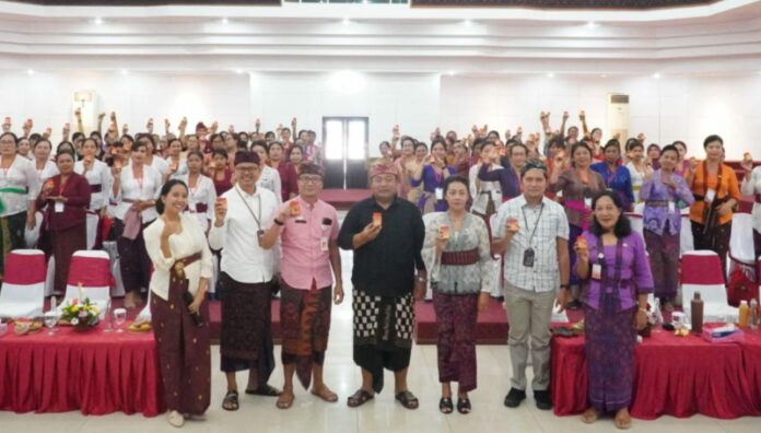 Anggota Komisi VI DPR RI, I Nyoman Parta saat mensosialisasikan kemudahan berusaha dan waspada investasi bodong di Karangasem, Bali
