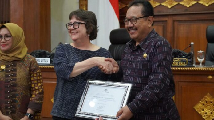 Wakil Gubernur Bali Tjokorda Oka Artha Ardhana Sukawati saat menerima secara simbolis Vaksin Rabies Anjing oleh Pemerintah Australia, di Gedung Wiswa Sabha Utama, Selasa (15/8/2023)