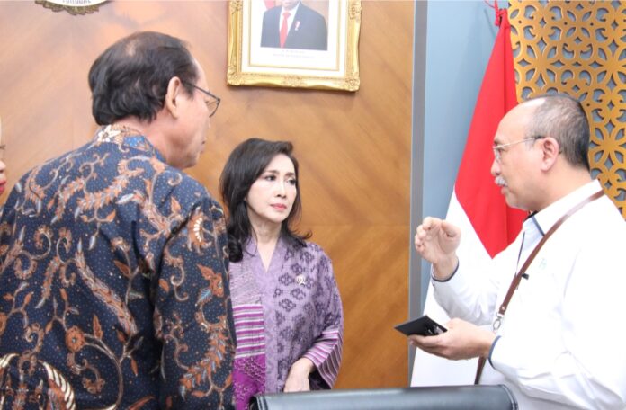 (kanan) Sekretaris KemenPPPA, Pribudiarta Nur Sitepu dalam pertemuan terbatas pembahasan lanjutan kasus MUID dengan Dewan Pertimbangan Presiden (Wantimpres).
