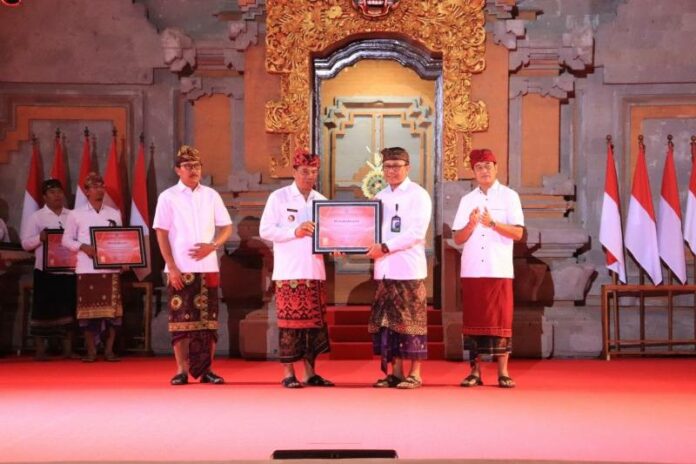 PJ Bupati Buleleng, Ketut Lihadnyana saat menerima langsung sertifikat sekaligus HKI dari Kemenkumham RI