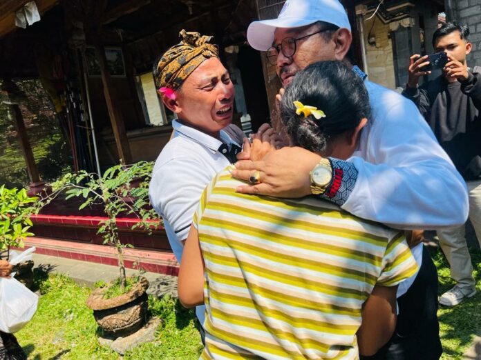 Wakil Gubernur Bali, Tjokorda Oka Artha Ardana Sukawati saat menemui keluarga korban