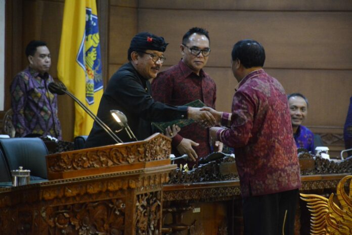 Wagub Cokorda Artha Ardhana Sukawati saat menyampaikan jawaban Gubernur atas pandangan umum fraksi DPRD Bali