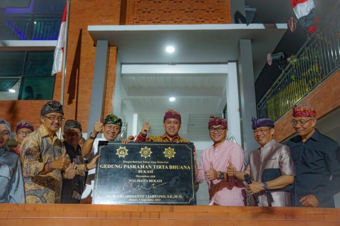 Wali Kota Bekasi Tri Adhianto Tjahyono bersama Ketua Pengurus Harian PHDI Pusat Wisnu Bawa Tenaya pada peresmian Gedung Pasraman Tirta Bhuana Bekasi, Sabtu (9/9/2023) di area Pura Agung Tirta Bhuana Bekasi yang berlokasi di Jalan Jatiluhur Raya No. 1, Jakasampurna, Kota Bekasi, Jawa Barat. (Foto: Banjar Bekasi)