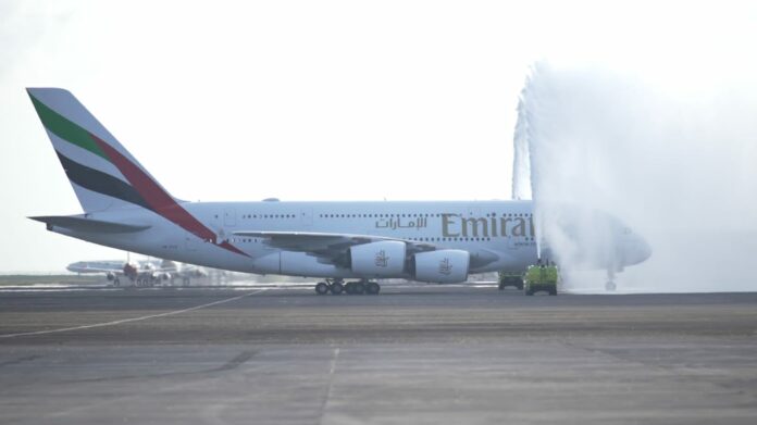 Pesawat Airbus A380 yang dioperasikan Emirates dengan rute Dubai–Bali–Dubai