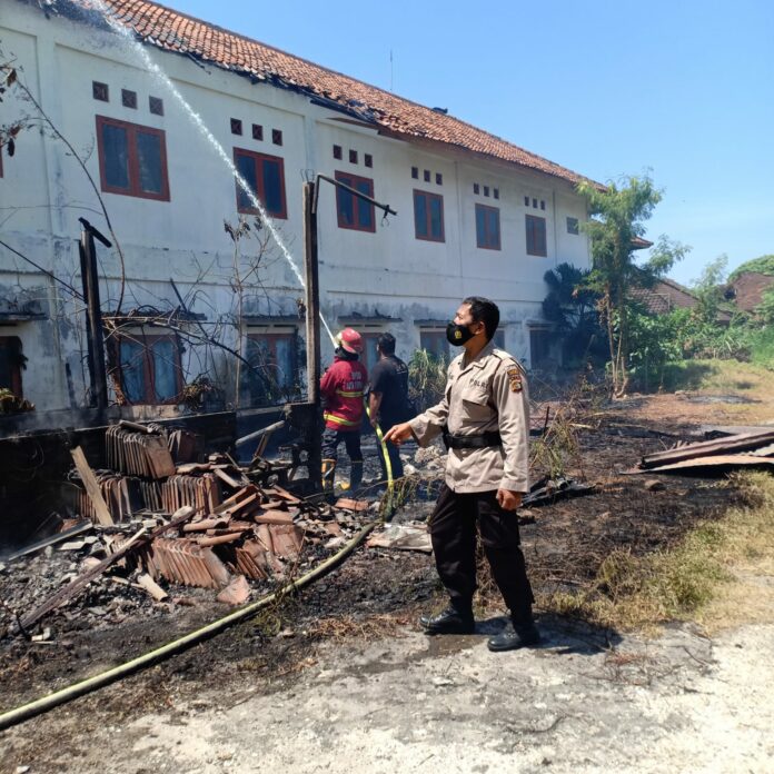 Kebakaran melanda atap bangunan Kantor Dinas Sosial di Jalan Raya Pemogan, Banjar Sakah, Desa Pemogan, Denpasar Selatan pada Minggu (17/9/2023)