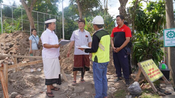 Bupati Karangasem, I Gede Dana, Minggu (17/9/2023) saat melakukan peninjauan lapangan terkait sejumlah proyek pembangunan infrastruktur yang tengah berlangsung, dan pengecekkan kondisi infratruktur yang akan segera dilaksanakan perbaikan