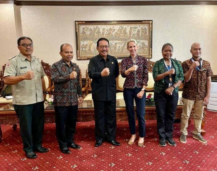Wakil Gubernur Bali Prof. Tjokorda Oka Artha Ardana Sukawati menerima audiensi dari Team Leader SIAP SIAGA, Lucy Dickinson bertempat di Ruang Tamu Wakil Gubernur Bali, Kantor Gubernur Bali