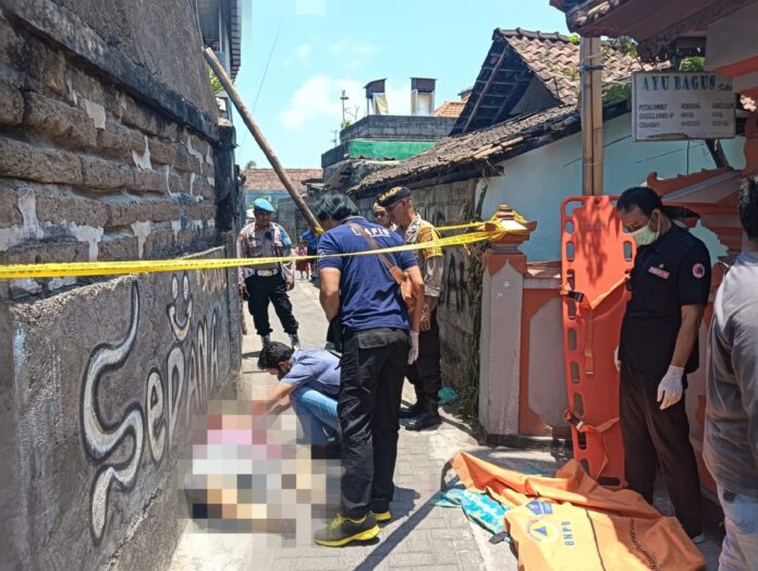 Perempuan lansia asal Medan, Sumatera Utara ditemukan meninggal dunia di depan rumah warga di Jalan Batas Dukuh Sari Gang Kembang Sari, Kelurahan Sesetan, Denpasar Selatan, pada Rabu (11/10/2023) sekitar pukul 09.50 WITA