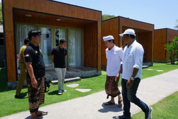 Bupati Klungkung, I Nyoman Suwirta saat menutup penginapan yang ada di dekat kawasan suci Goa Lawah