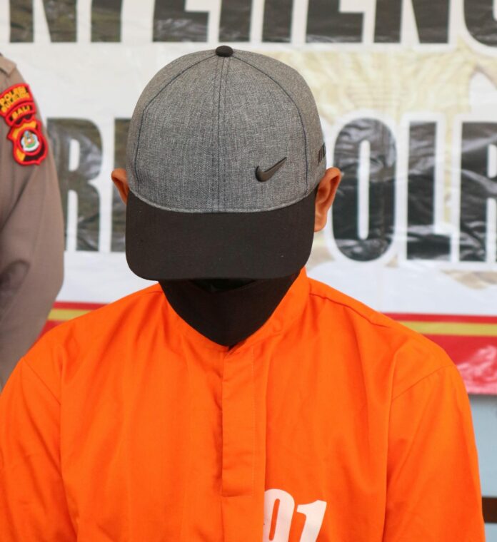 Tersangka Made EG yang dihadirkan dalam rilis pers beberapa waktu lalu di Lobi Mapolres Buleleng