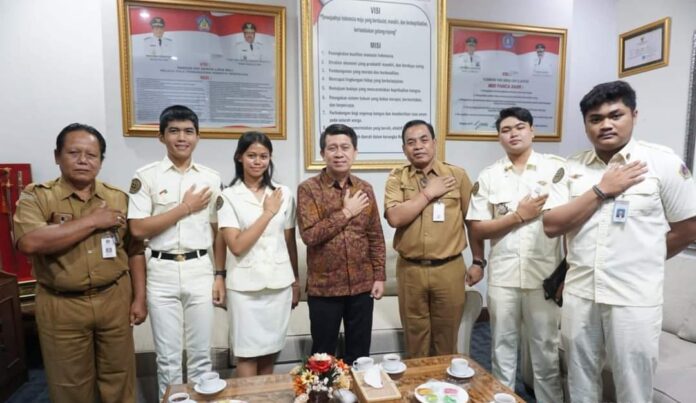 Kepala Dinas Pendidikan Kepemudaan dan Olahraga, Ketut Sujana bersama anggota Purna Paskibraka Klungkung saat beraudiensi dengan Bupati Klungkung, I Nyoman Suwirta