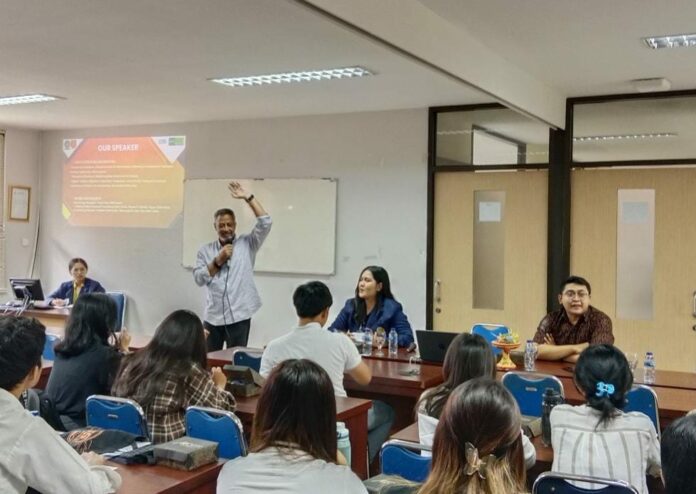 Kuliah Umum saat Narasumber Public Lecture yaitu Hesham M. Fadel Memaparkan Materi AI
