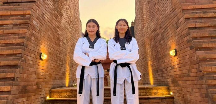 Luh Putu Aprilia Tri Buana Chi Gayatri (kanan) dan Kadek Ristina Indriani (kiri) dua atlet Taekwondo Buleleng yang lolos ke PON XXI 2024