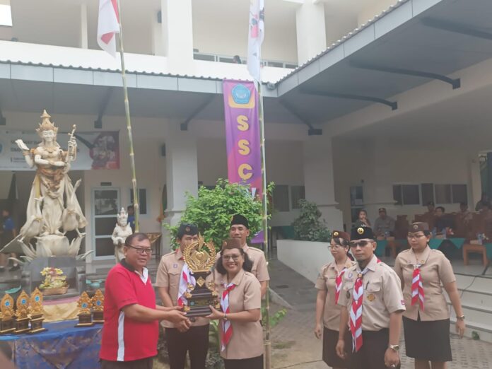Penyerahan Piala Bergilir Spenas Scout diterima Kepala SMP Nasional Denpasar Ni Putu Supadmi