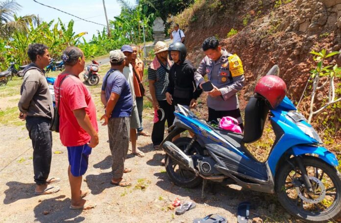 Nampak petugas keamanan yang dikerumuni warga melihat motor yang menyebabkan dua orang tewas