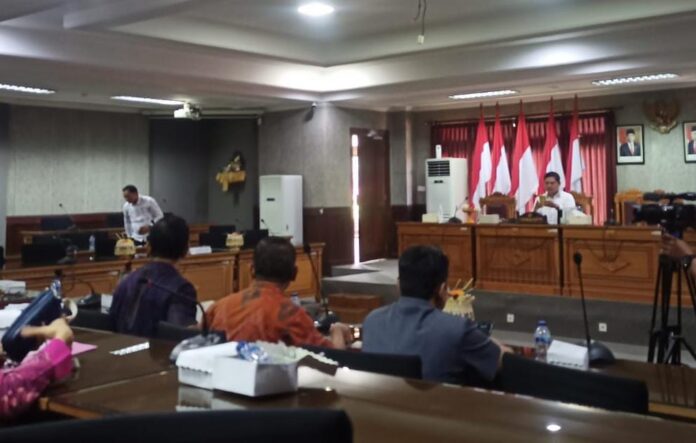 Rapat Kerja (Raker) Komisi II DPRD Karangasem dengan dinas PUPR dan BPKAD Karangasem menyikapi penundaan BKK Provinsi Bali, pada Selasa (14/11/2023) di Gedung DPRD Karangasem