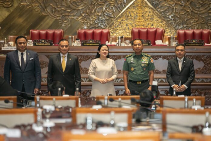 Jenderal TNI Agus Subiyanto bersama pimpinan DPR RI usai disahkan sebagai Panglima TNI dalam Rapat Paripurna DPR RI Ke-9 Masa Persidangan II Tahun Sidang 2023-2024, Selasa (21/11/2023). (Foto: DPR RI)
