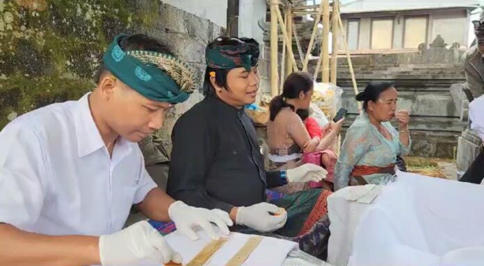Konservasi Lontar Pura Bendesa Kubayan Batur, Kintamani, Bangli oleh tim ULU