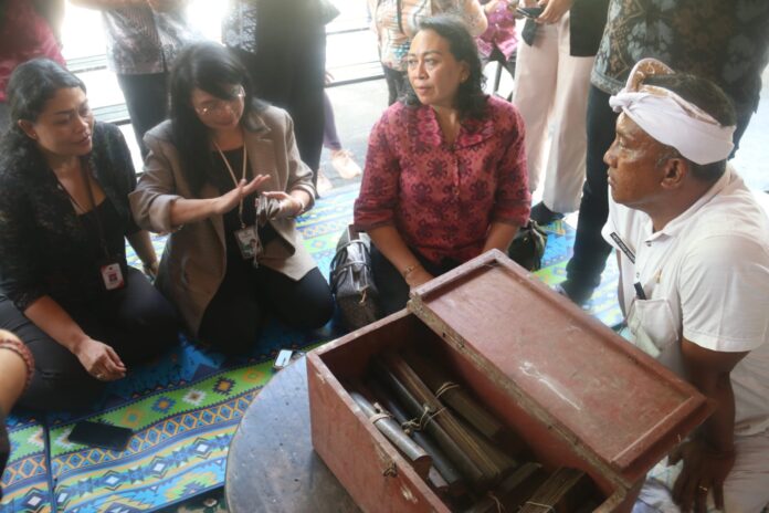 Kunjungan Kepala Pusat Preservasi dan Alih Media Bahan Perpustakaan bersama DAPD Buleleng di Kantor Perbekel Desa Bila Kecamatan Kubutambahan, Buleleng
