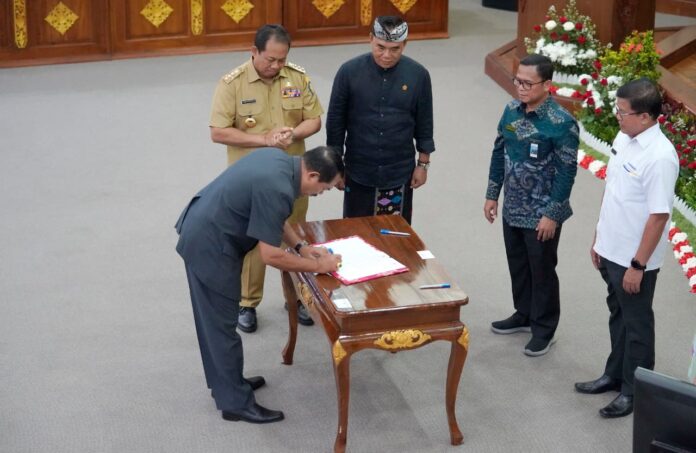 Plt. Bupati Klungkung, Made Kasta saat menerima Daftar Isian Pelaksanaan Anggaran (DIPA) dan Alokasi Transfer Ke Daerah (TKD) Tahun Anggaran 2024 di Gedung Wiswa Saba Utama, Kantor Gubernur Bali