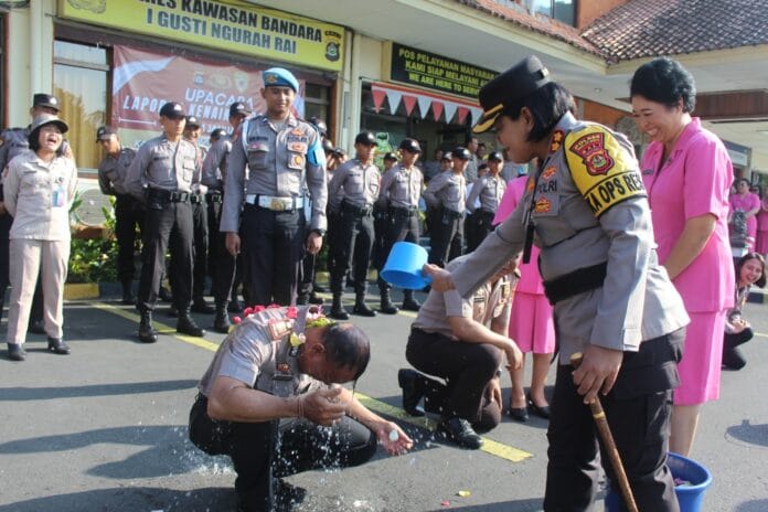 Personel Polres Kawasan Bandara I Gusti Ngurah Rai mendapat kenaikan pangkat setingkat lebih tinggi yang dipimpin oleh inspektur upacara (irup) Kapolres Kawasan Bandara I Gusti Ngurah Rai AKBP Ida Ayu Wikarniti, S.E., pada Selasa (2/1/2024)