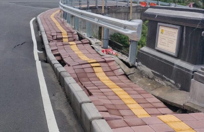Kondisi trotoar di jalan jembatan Titi Sudamala yang belum lama dikerjakan rusak akibat besarnya aliran air di areal Besakih