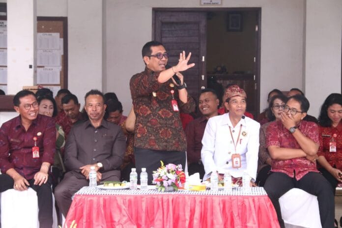 Bupati Tabanan, Dr. I Komang Gede Sanjaya.,S.E.,M.M galakkan Program Bungan Desa Ke-43, yang ketiga kalinya di awal tahun 2024 dalam giat berkantor di Desa Candikuning, Kecamatan Baturiti, Tabanan
