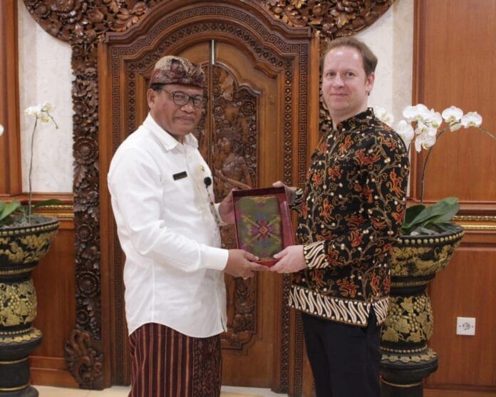 Sekretaris Daerah Denpasar, Ida Bagus Alit Wiradana saat menerima kunjungan Wakil Duta Besar Inggris Untuk Indonesia, Matthew Downing