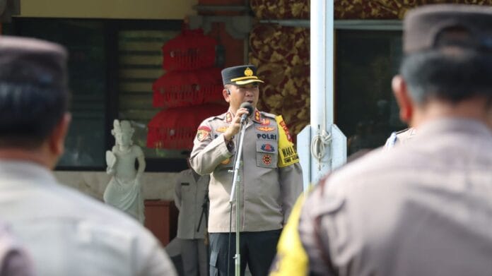 Wakapolresta Denpasar AKBP I Made Bayu Sutha Sartana saat memimpin apel pagi di halaman Polresta Denpasar