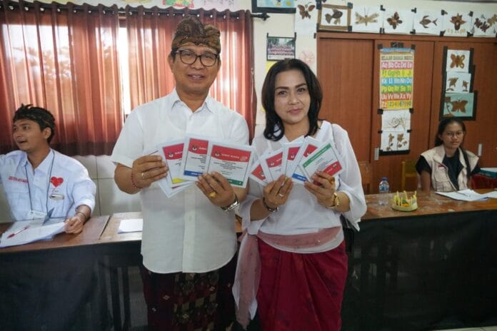 Sekda Adi Arnawa datang bersama istri Ni Putu Rasniathi menggunakan hak pilihnya di TPS 009, SD Nomor 4 Pecatu, Desa Pecatu, Kecamatan Kuta Selatan, Badung, Rabu (14/2/2024)