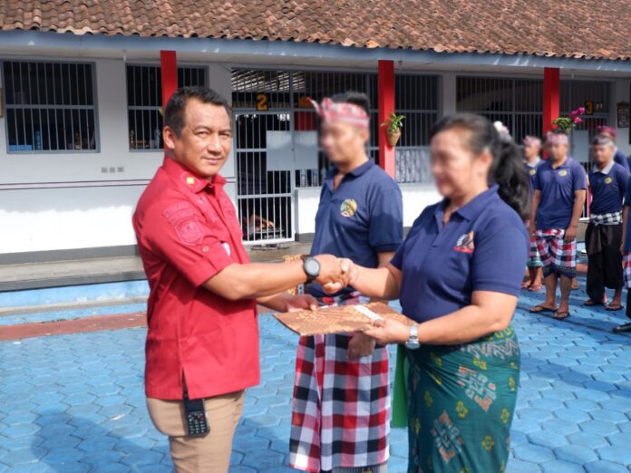 Sebanyak 1.239 narapidana di jajaran Unit Pelaksana Teknis (UPT) Pemasyarakatan di lingkungan Kantor Wilayah (Kanwil) Kementerian Hukum dan HAM (Kemenkumham) Bali menerima Remisi Khusus (RK) Hari Raya Nyepi Tahun Baru Caka 1946, pada Selasa (12/3/2024)