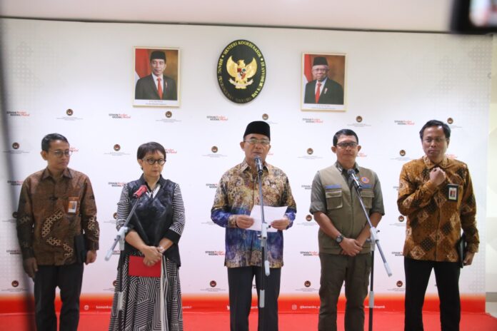 Menko PMK Muhadjir Effendy usai melaksanakan Rapat Koordinasi Tingkat Menteri (RTM) Membahas Bantuan Penanganan Darurat Kesehatan Palestina dan Sudan, di Kantor Kemenko PMK. (dok. Humas).