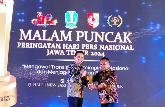 Kepala Kantor Perwakilan DPD RI di Jawa Timur (Jatim), Roni Suharso mewakili Ketua DPD RI AA LaNyalla Mahmud Mattalitti saat menerima Special Award dari Ketua PWI Jatim Lutfi Hakim pada puncak peringatan Hari Pers 2024 Tingkat Jatim, bertempat di Convention Hall New Sari Utama, Kota Jember, Minggu (28/4/2024) malam. (Foto: DPD RI)