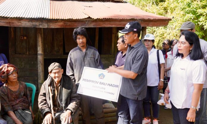 Penyerahan Bantuan Bedah Rumah secara Simbolis kepada Krama Bangli oleh Sekda Bali