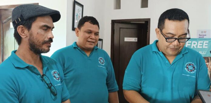 Ketua Yayasan Bali Bersama Bisa I Wayan Sunya Antara (kanan) saat diwawancarai awak media