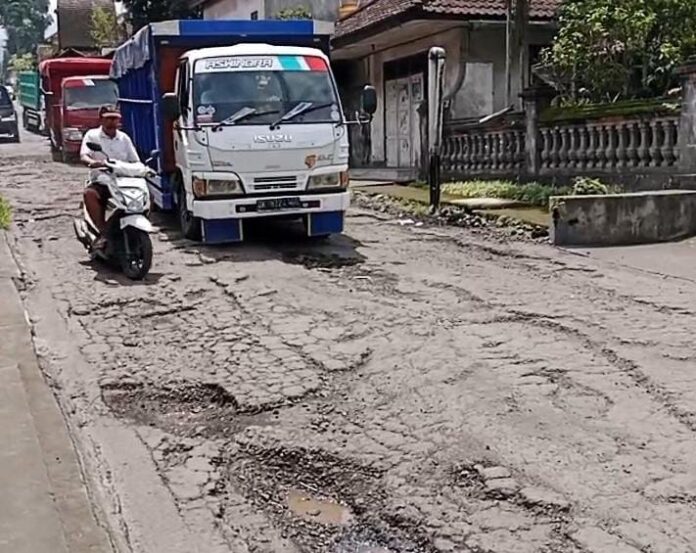 Jalur utama menuju Pura Pasar Agung Sebudi tepatnya diantara wilayah Banjar Dinas Selat Kaja dan Selat Kelod, Desa Selat, Kecamatan Selat, Kabupaten Karangasem yang terlihat rusak parah dan perlu perbaikan