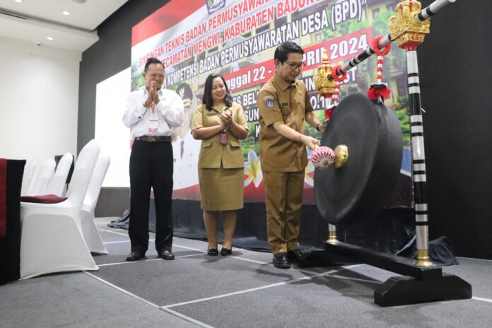 Sekda Adi Arnawa saat membuka Bimtek Peningkatan Kapasitas BPD se-Kecamatan Mengwi yang ditandai dengan Pemukulan Gong di Kuta, Senin (22/4/2024)