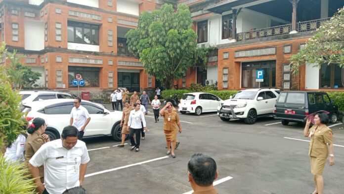 Peringati Hari Kesiapsiagaan Bencana, pegawai DPRD Karangasem simulasi bencana
