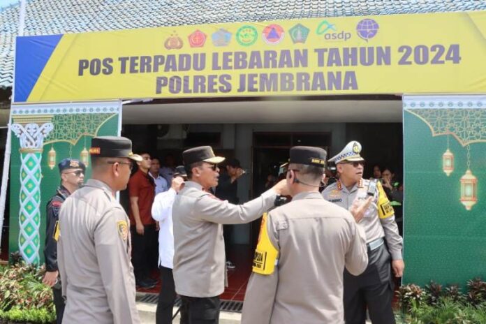 Kapolda Bali, Irjen. (Pol) Ida Bagus Kade Putra Narendra saat melakukan peninjauan sekaligus memastikan kelancaran mudik Lebaran di Pelabuhan Gilimanuk