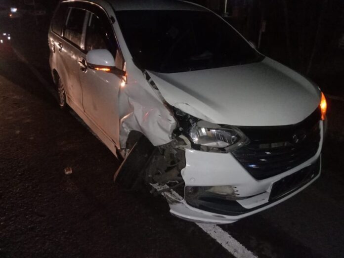 Mobil Daihatsu Xenia yang terlibat kecelakaan lalu lintas di jalan raya jurusan Denpasar-Gilimanuk kilometer 105 tepatnya Jembatan Tukadaya, Desa tukadaya Kecamatan Melaya, Kabupaten Jembrana